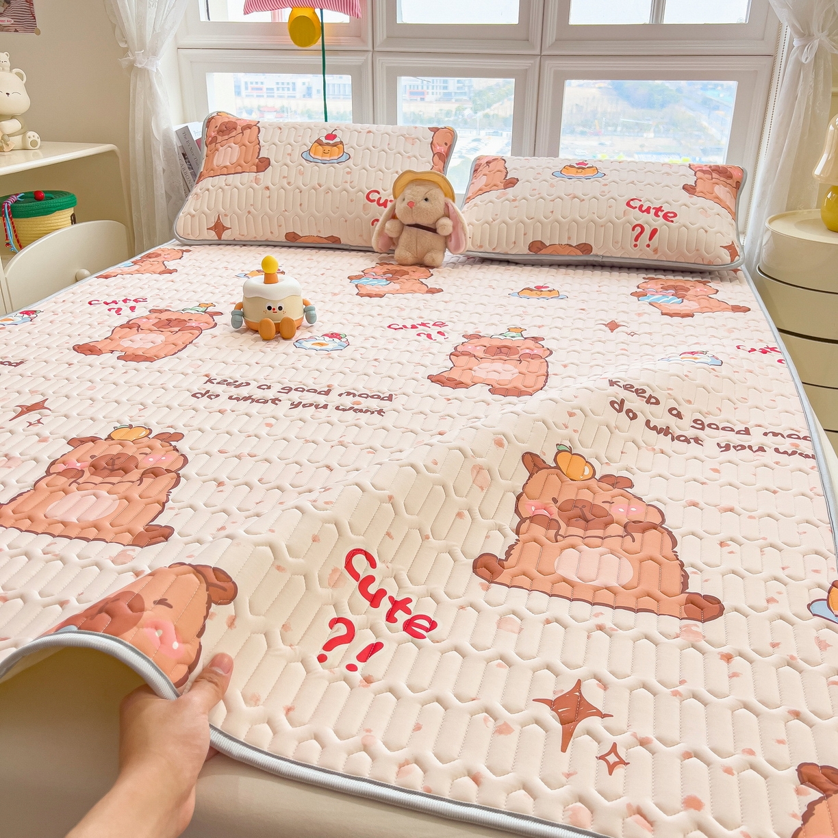 91家纺网 家纺一手货源 找家纺 丝羽坊 2026新款高密凉感丝印花乳胶凉席-平铺款 咖色萌豚