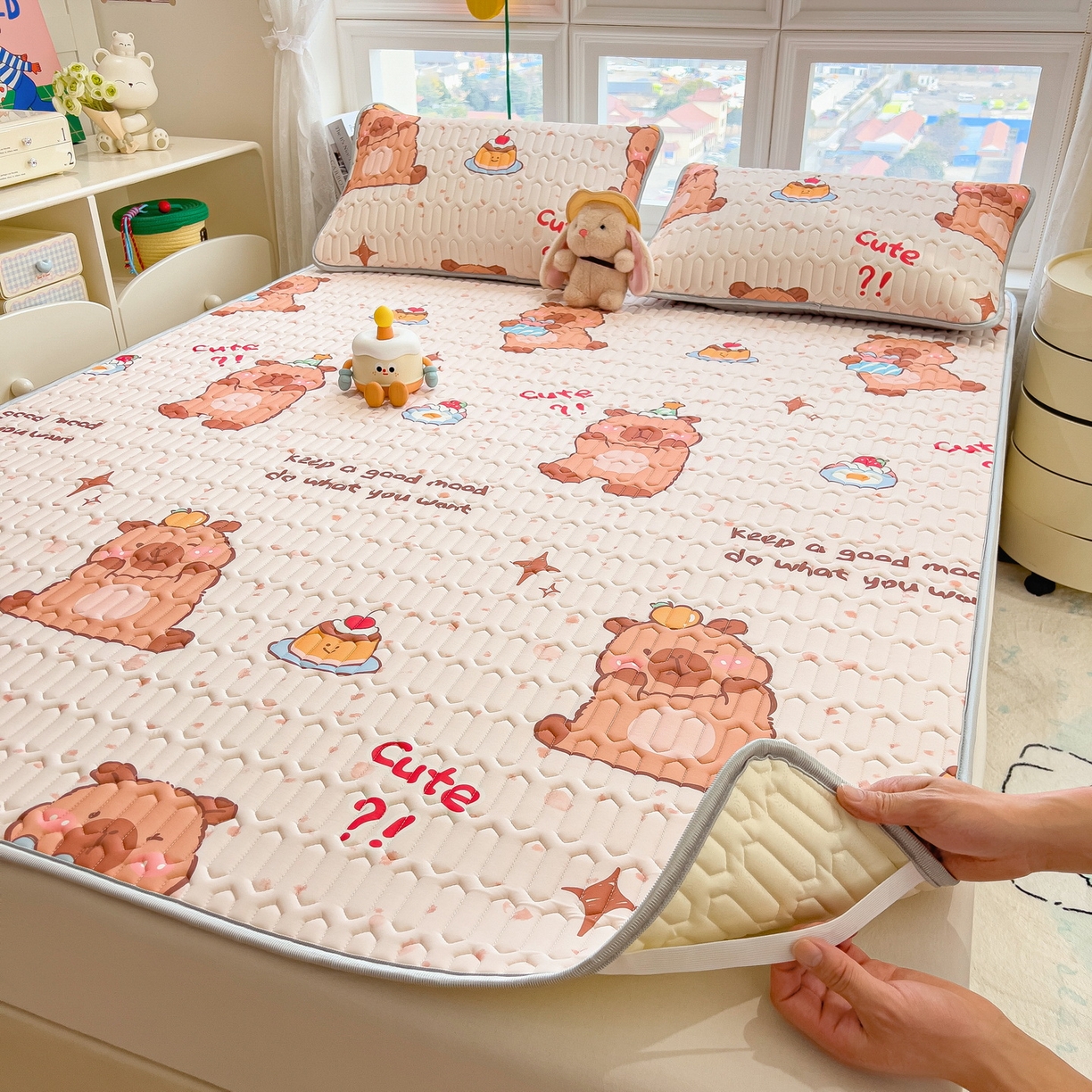 91家纺网 家纺一手货源 找家纺 丝羽坊 2026新款高密凉感丝印花乳胶凉席-平铺款 咖色萌豚