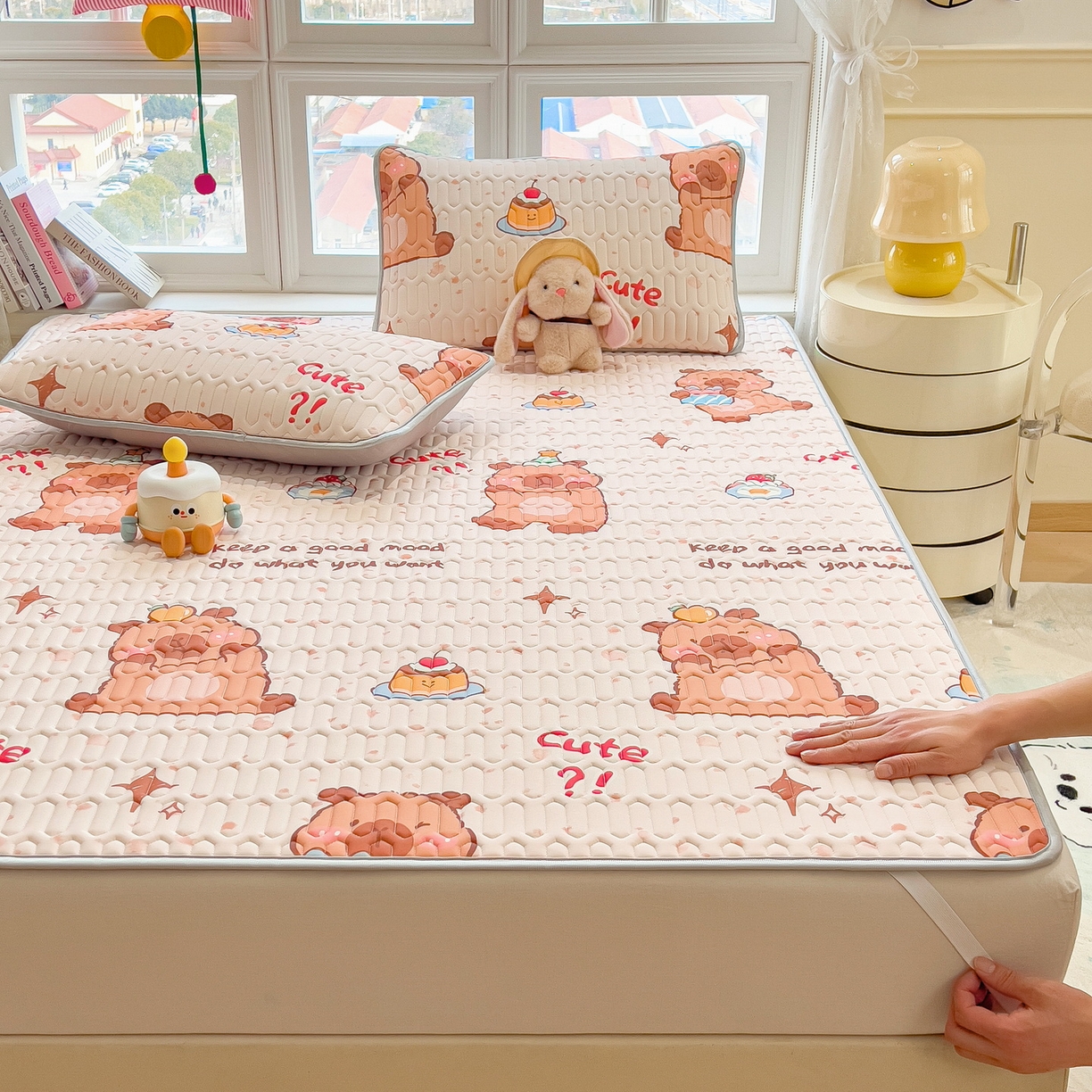 91家纺网 家纺一手货源 找家纺 丝羽坊 2026新款高密凉感丝印花乳胶凉席-平铺款 咖色萌豚