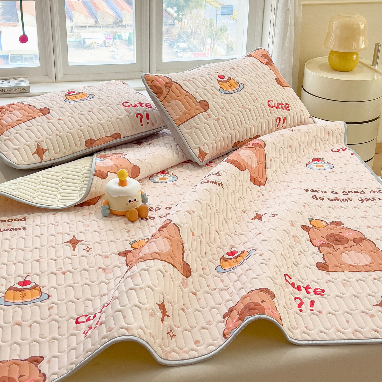 91家纺网 家纺一手货源 找家纺 丝羽坊 2026新款高密凉感丝印花乳胶凉席-平铺款 咖色萌豚