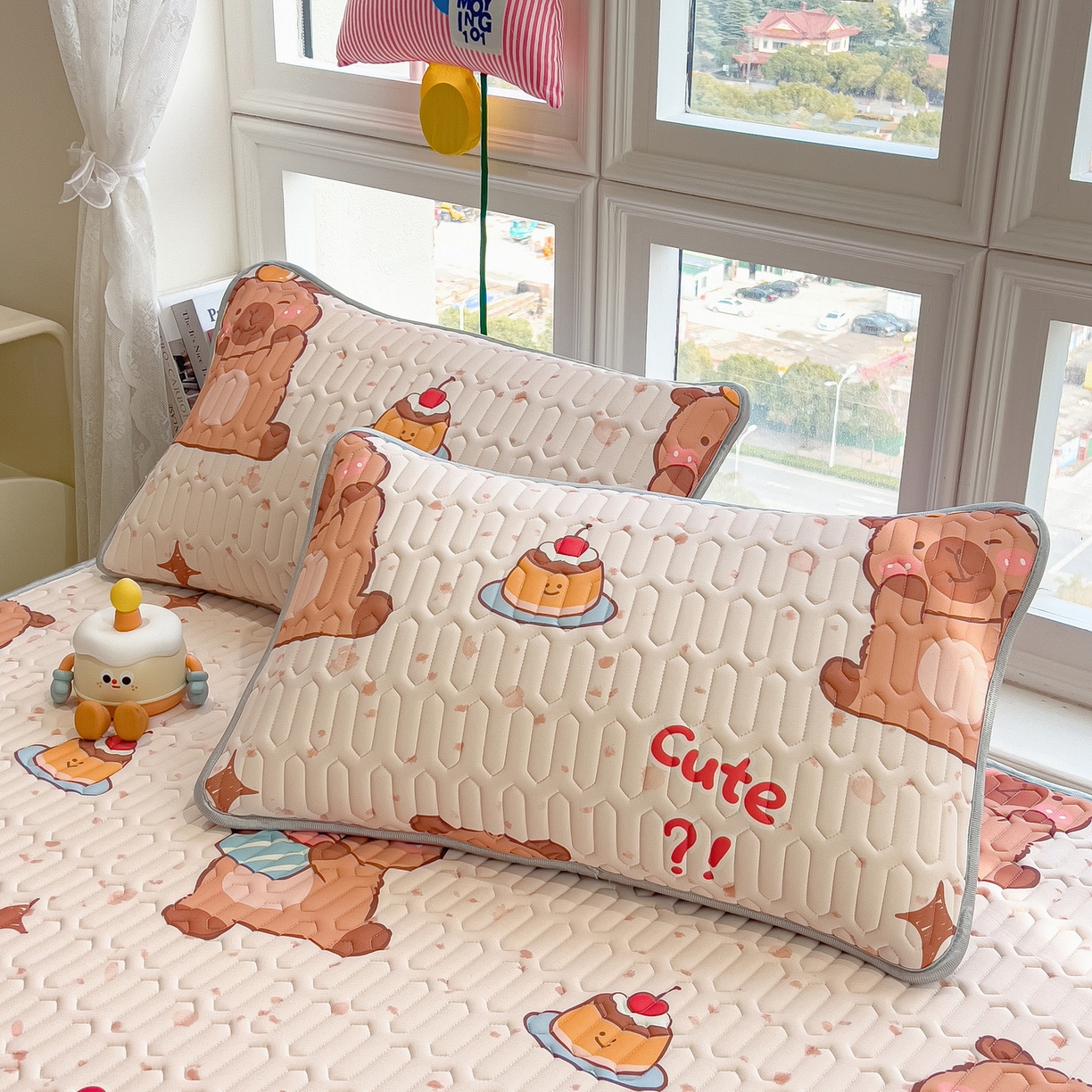 91家纺网 家纺一手货源 找家纺 丝羽坊 2026新款高密凉感丝印花乳胶凉席-平铺款 咖色萌豚