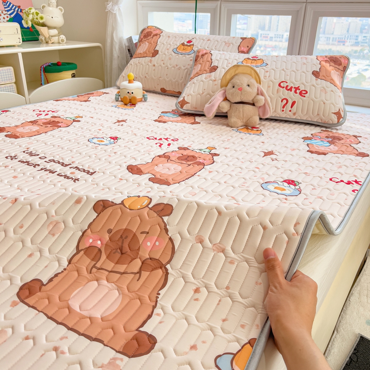 91家纺网 家纺一手货源 找家纺 丝羽坊 2026新款高密凉感丝印花乳胶凉席-平铺款 咖色萌豚