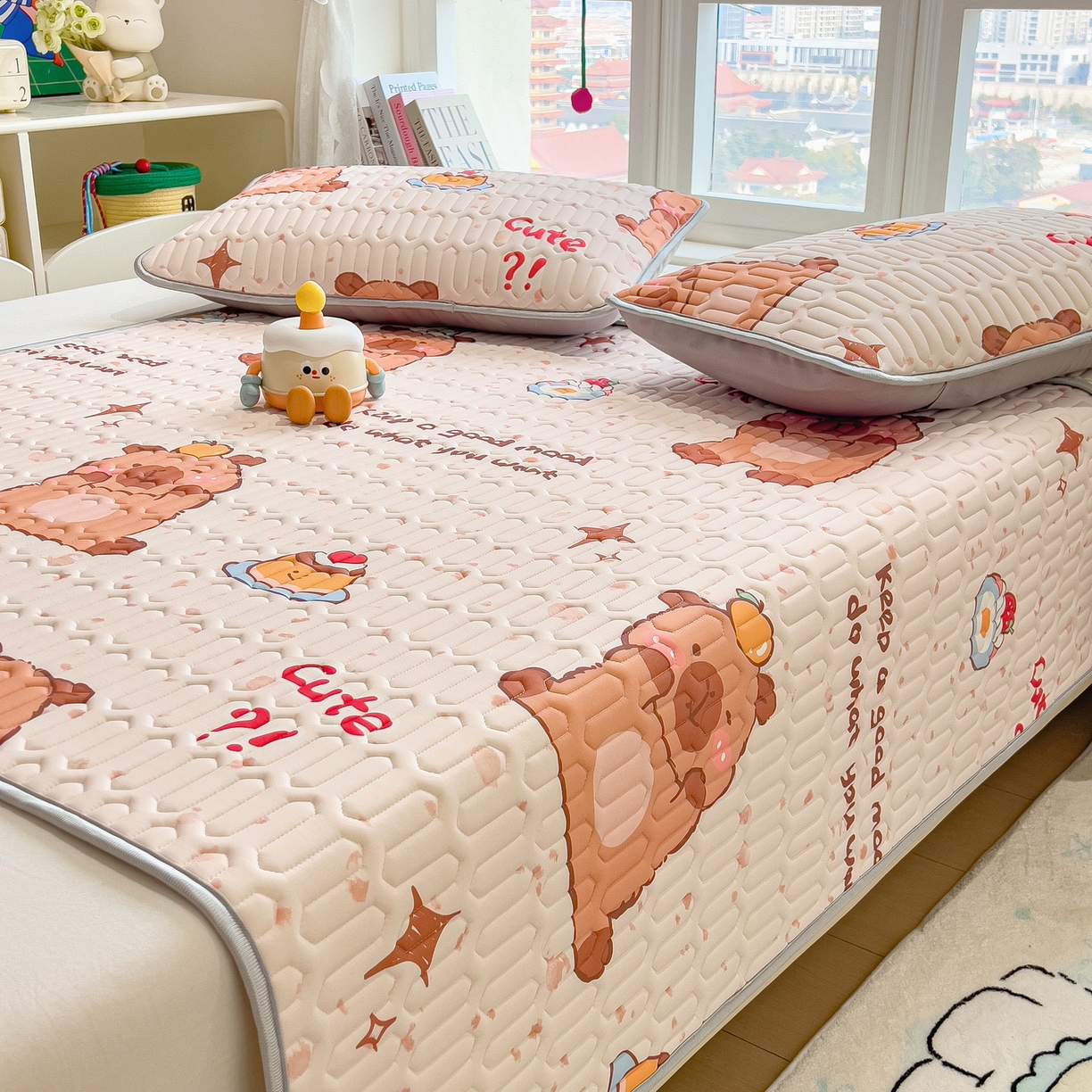 91家纺网 家纺一手货源 找家纺 丝羽坊 2026新款高密凉感丝印花乳胶凉席-平铺款 咖色萌豚