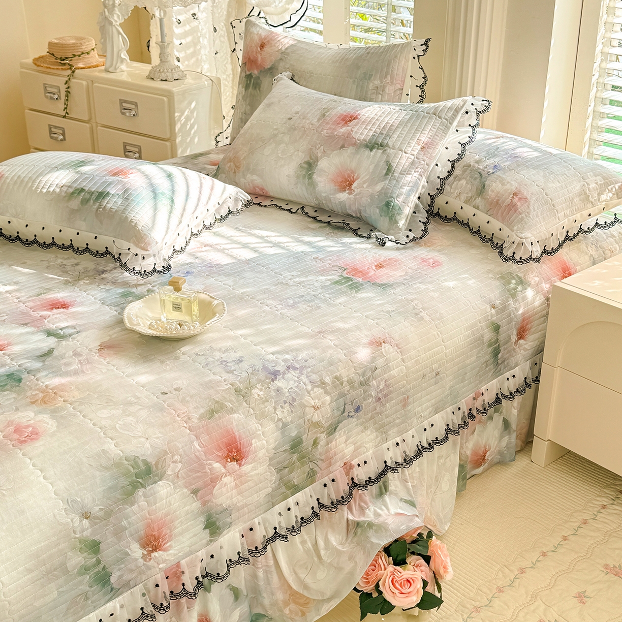 91家纺网 家纺一手货源 找家纺 绒世界 2026新款凉感丝夹棉床盖款三件套 浮绘花影