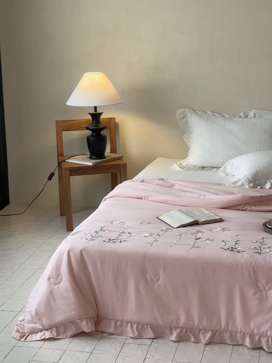 91家纺网 家纺一手货源 找家纺 一加一 2026新款亲肤凉感花边绣花大豆夏被夏凉被空调被四件套-花间序 花间序-粉