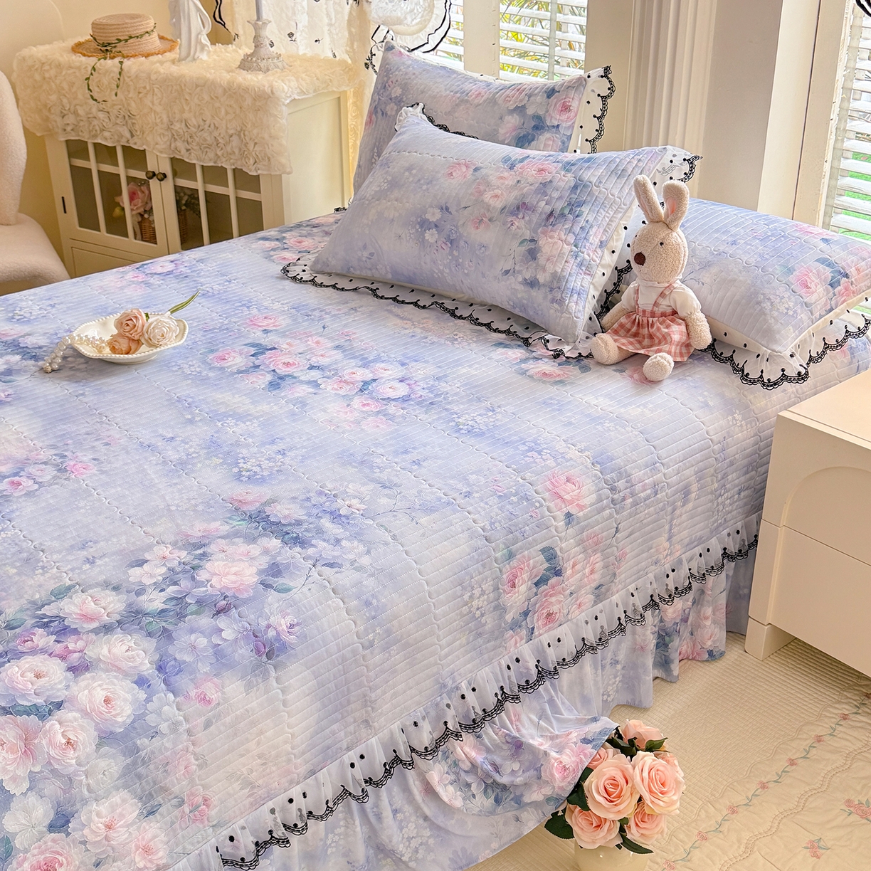 91家纺网 家纺一手货源 找家纺 绒世界 2026新款凉感丝夹棉床盖款三件套 陌上花开