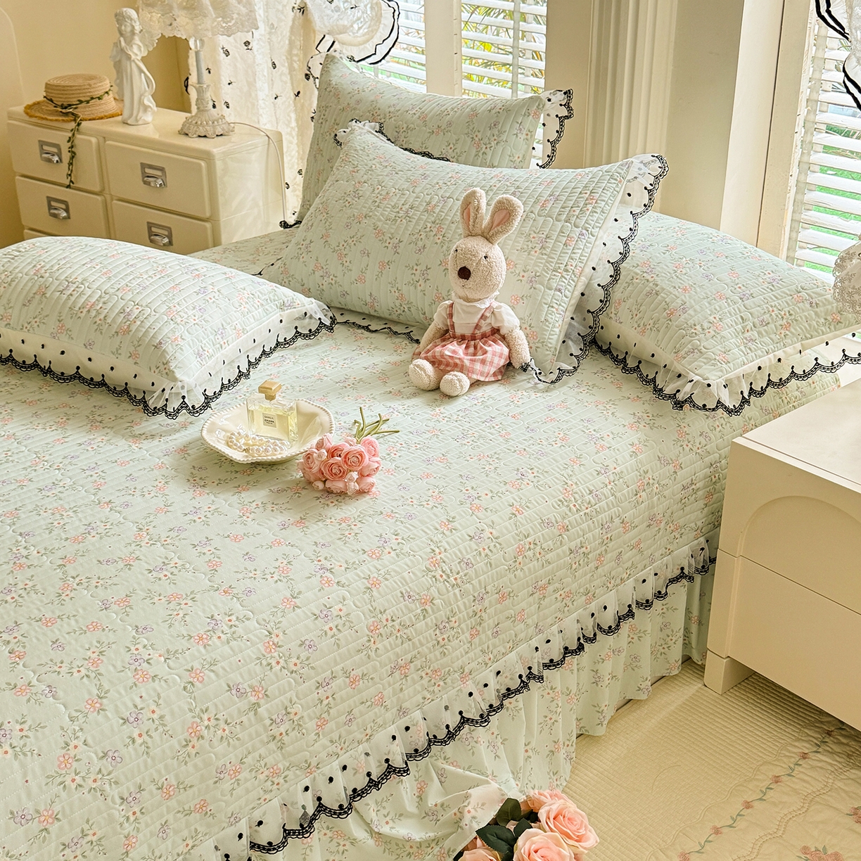 91家纺网 家纺一手货源 找家纺 绒世界 2026新款凉感丝夹棉床盖款三件套 云絮花