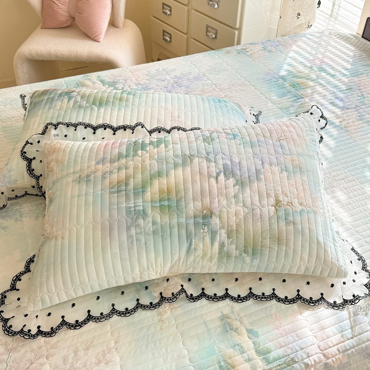 91家纺网 家纺一手货源 找家纺 绒世界 2026新款凉感丝夹棉床盖款三件套 丹青入梦