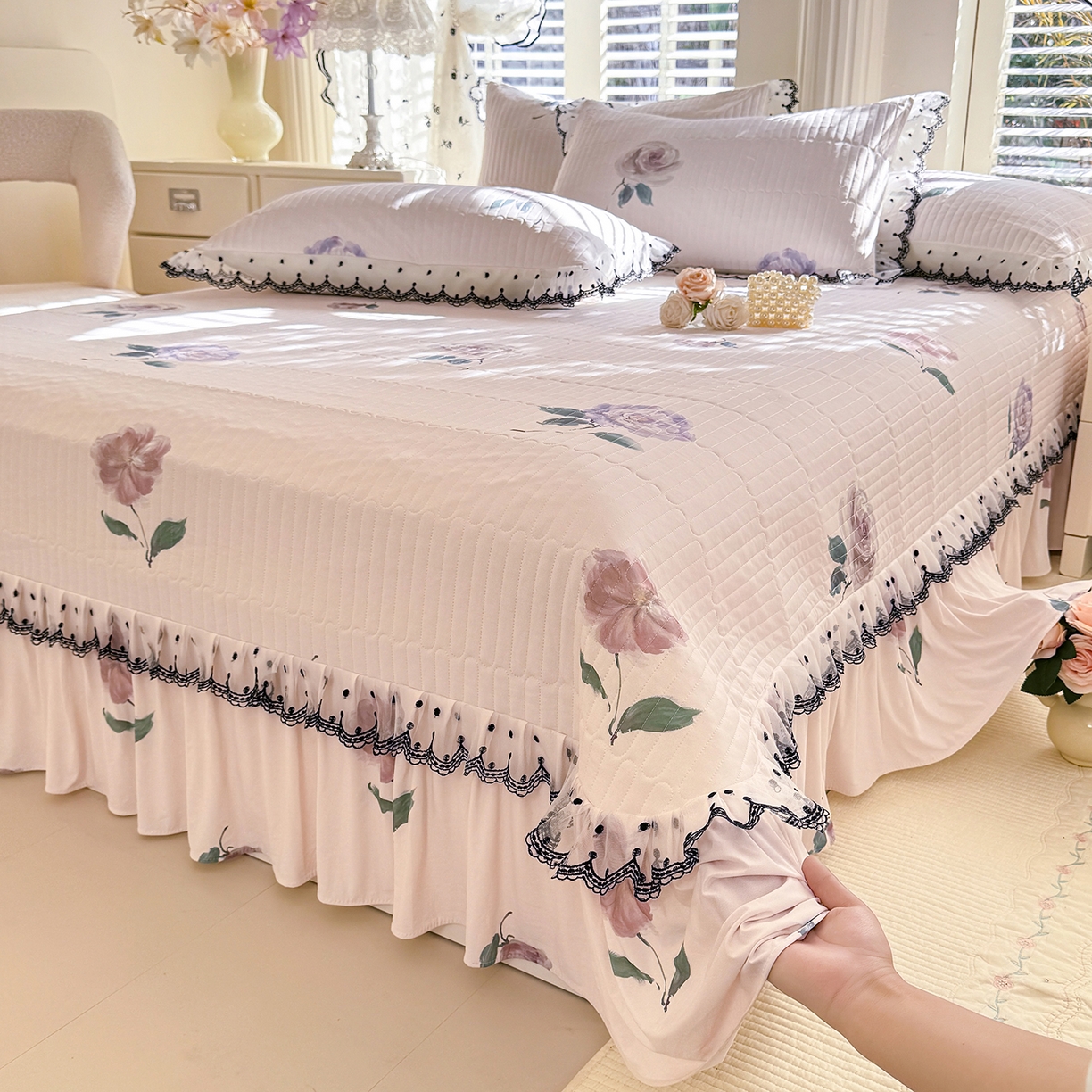 91家纺网 家纺一手货源 找家纺 绒世界 2026新款凉感丝夹棉床盖款三件套 花间晚照