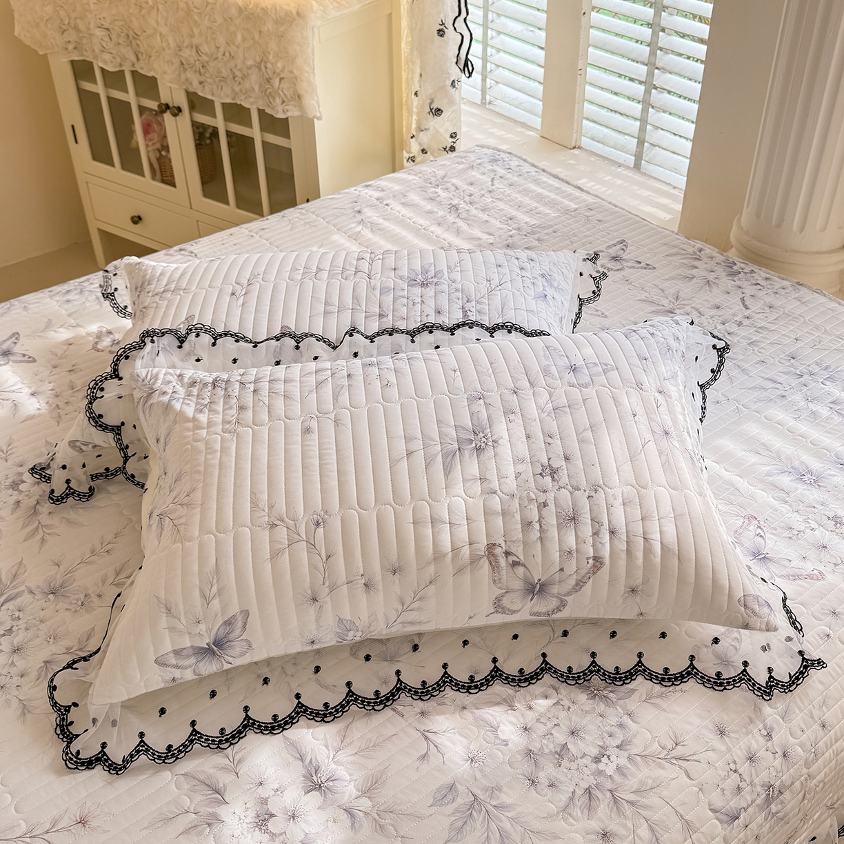 91家纺网 家纺一手货源 找家纺 绒世界 2026新款凉感丝夹棉床盖款三件套 蝶恋花