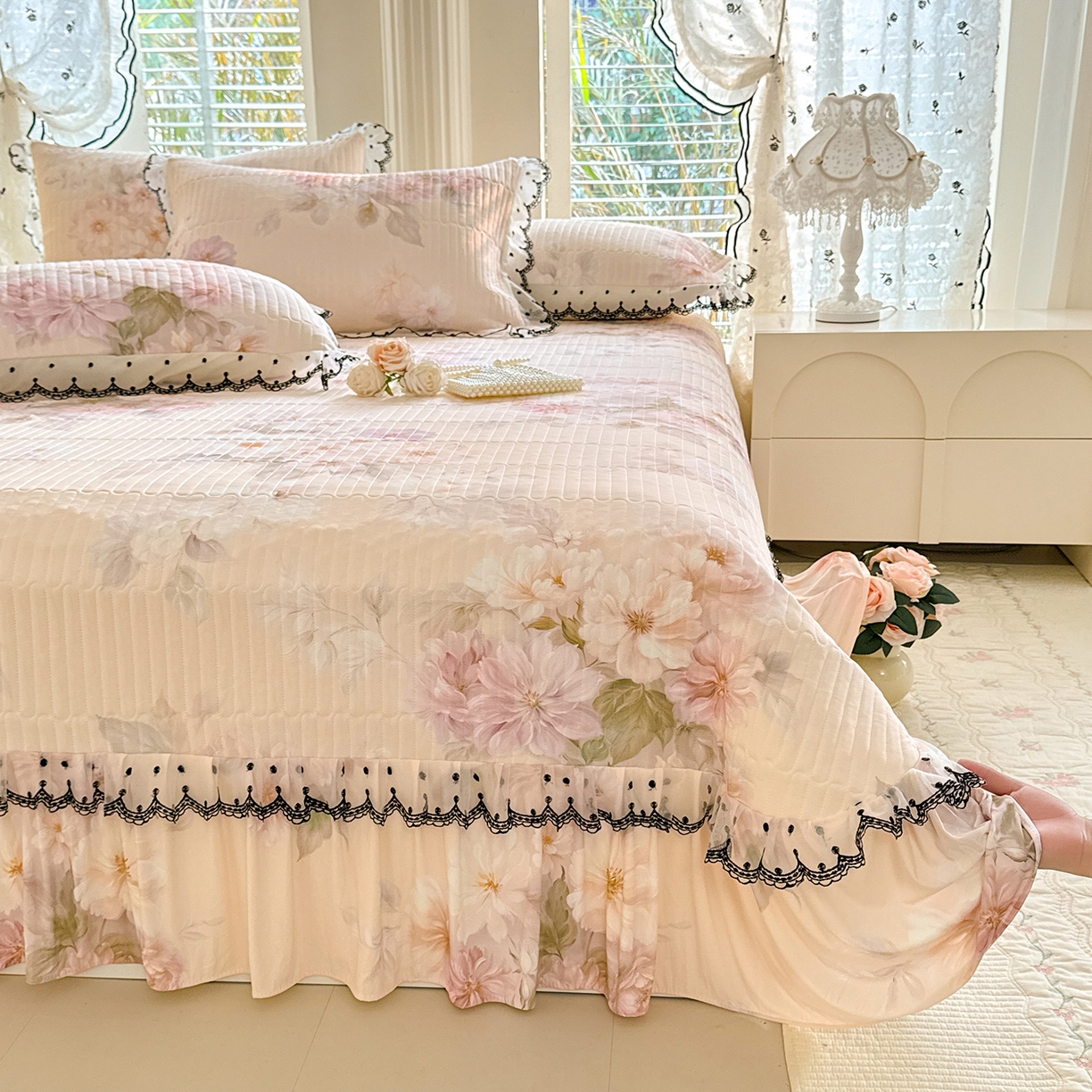 91家纺网 家纺一手货源 找家纺 绒世界 2026新款凉感丝夹棉床盖款三件套 花间辞