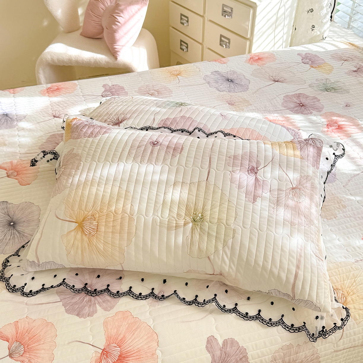 91家纺网 家纺一手货源 找家纺 绒世界 2026新款凉感丝夹棉床盖款三件套 漫步花丛