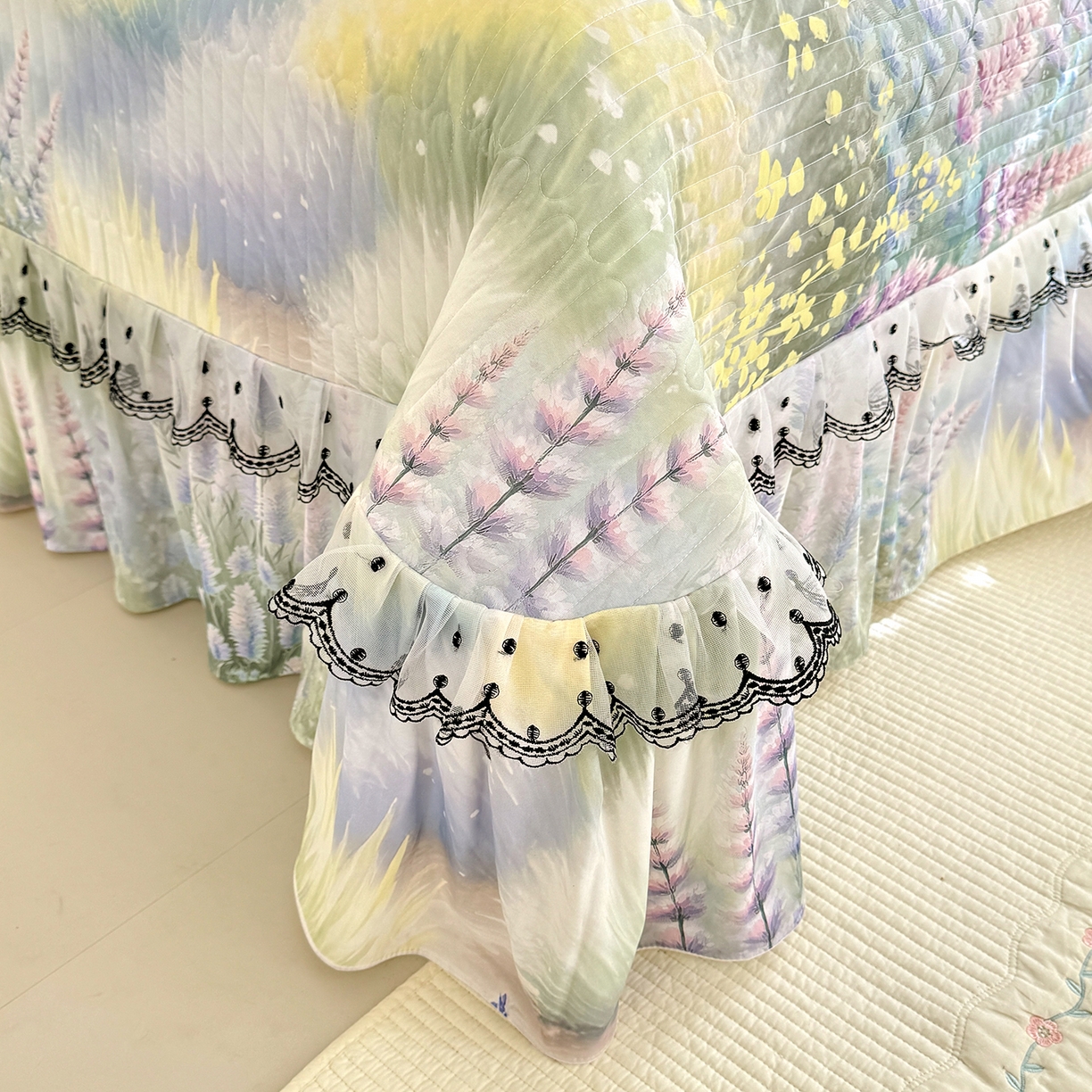 91家纺网 家纺一手货源 找家纺 绒世界 2026新款凉感丝夹棉床盖款三件套 浅薰如梦