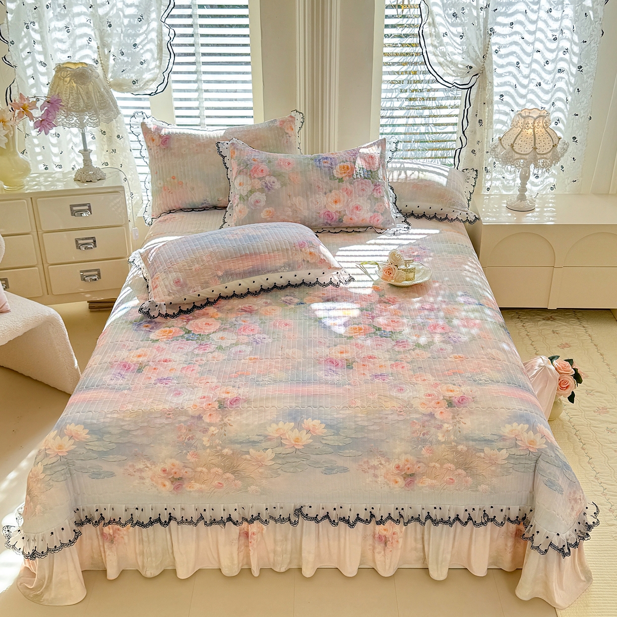 91家纺网 家纺一手货源 找家纺 绒世界 2026新款凉感丝夹棉床盖款三件套 荷塘月色