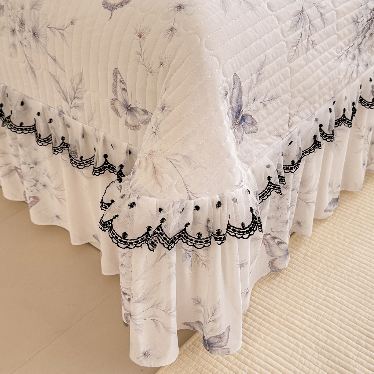 91家纺网 家纺一手货源 找家纺 绒世界 2026新款凉感丝夹棉床盖款三件套 蝶恋花