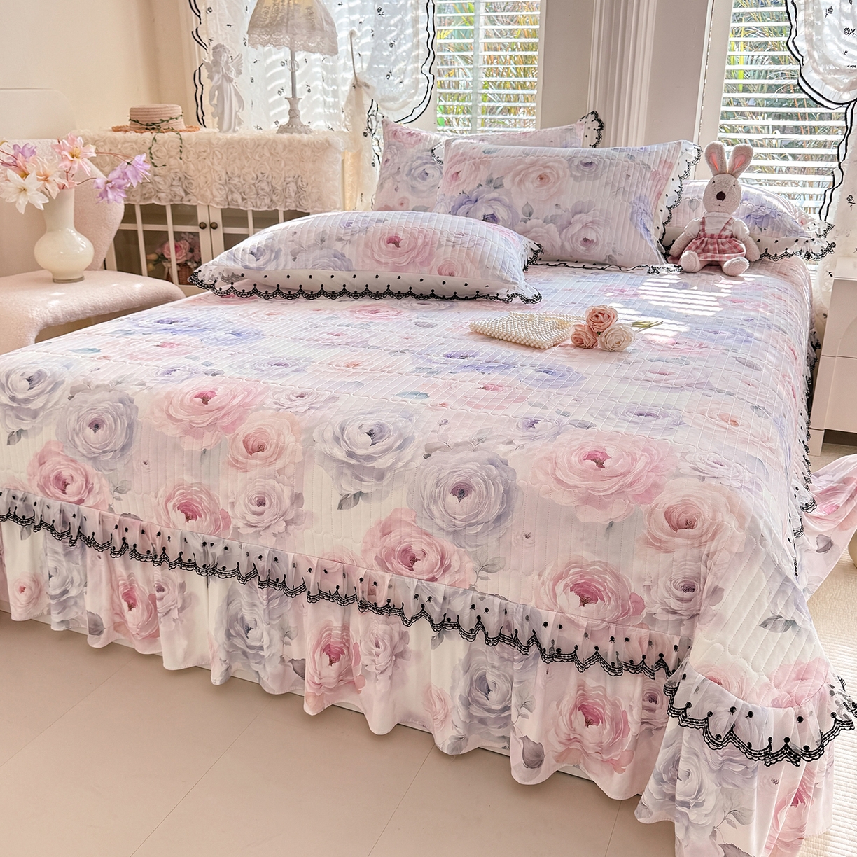 91家纺网 家纺一手货源 找家纺 绒世界 2026新款凉感丝夹棉床盖款三件套 玫瑰花语