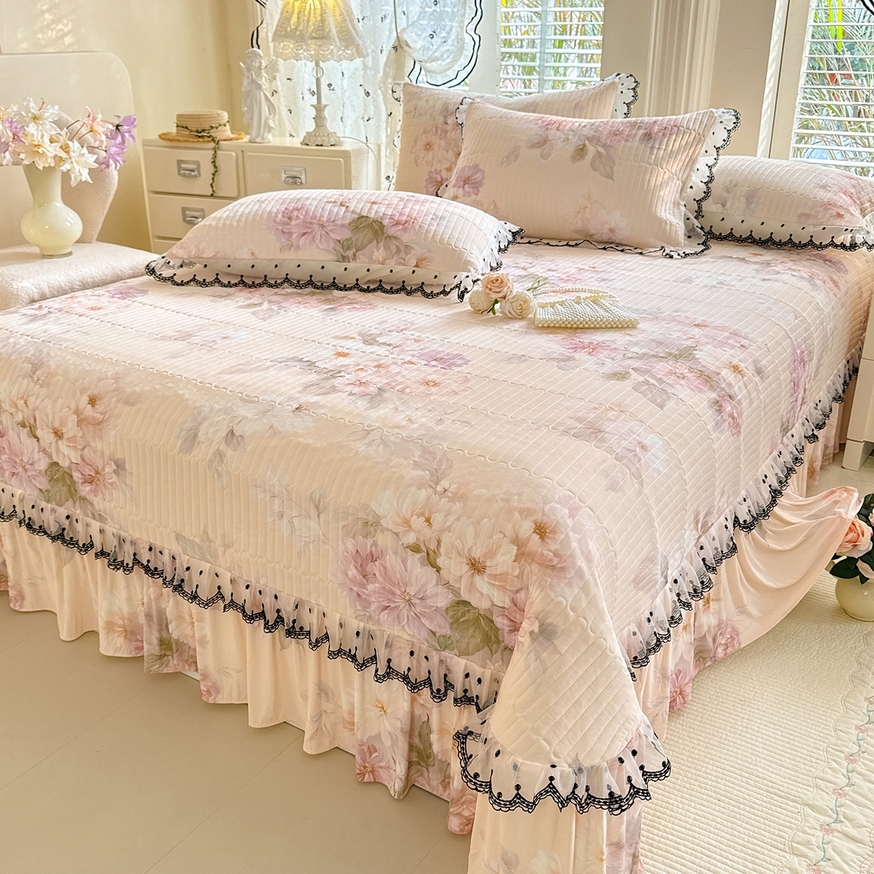 91家纺网 家纺一手货源 找家纺 绒世界 2026新款凉感丝夹棉床盖款三件套 花间辞