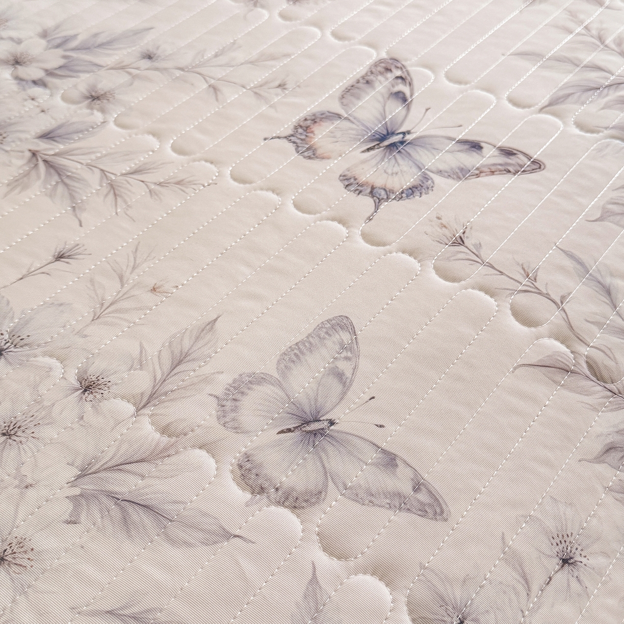 91家纺网 家纺一手货源 找家纺 绒世界 2026新款凉感丝夹棉床盖款三件套 蝶恋花