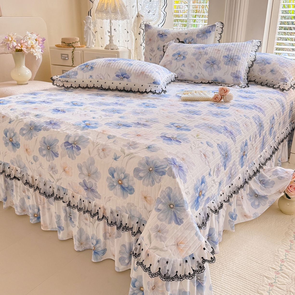 91家纺网 家纺一手货源 找家纺 绒世界 2026新款凉感丝夹棉床盖款三件套 尼斯花晨