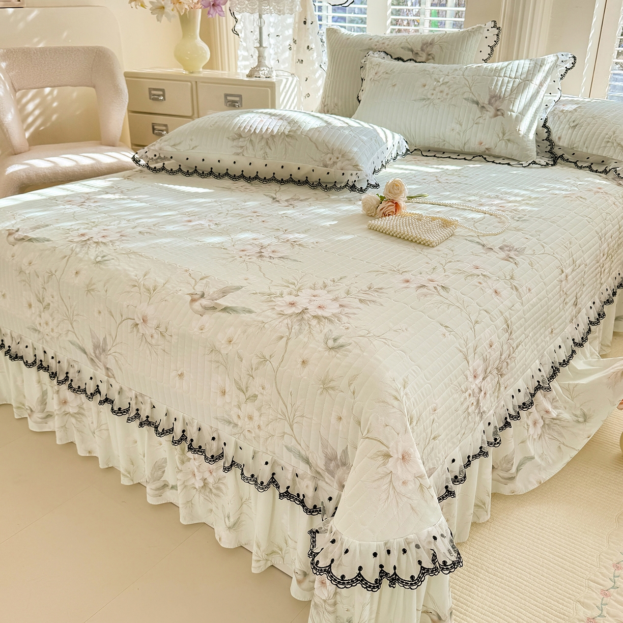 91家纺网 家纺一手货源 找家纺 绒世界 2026新款凉感丝夹棉床盖款三件套 花枝鸟影