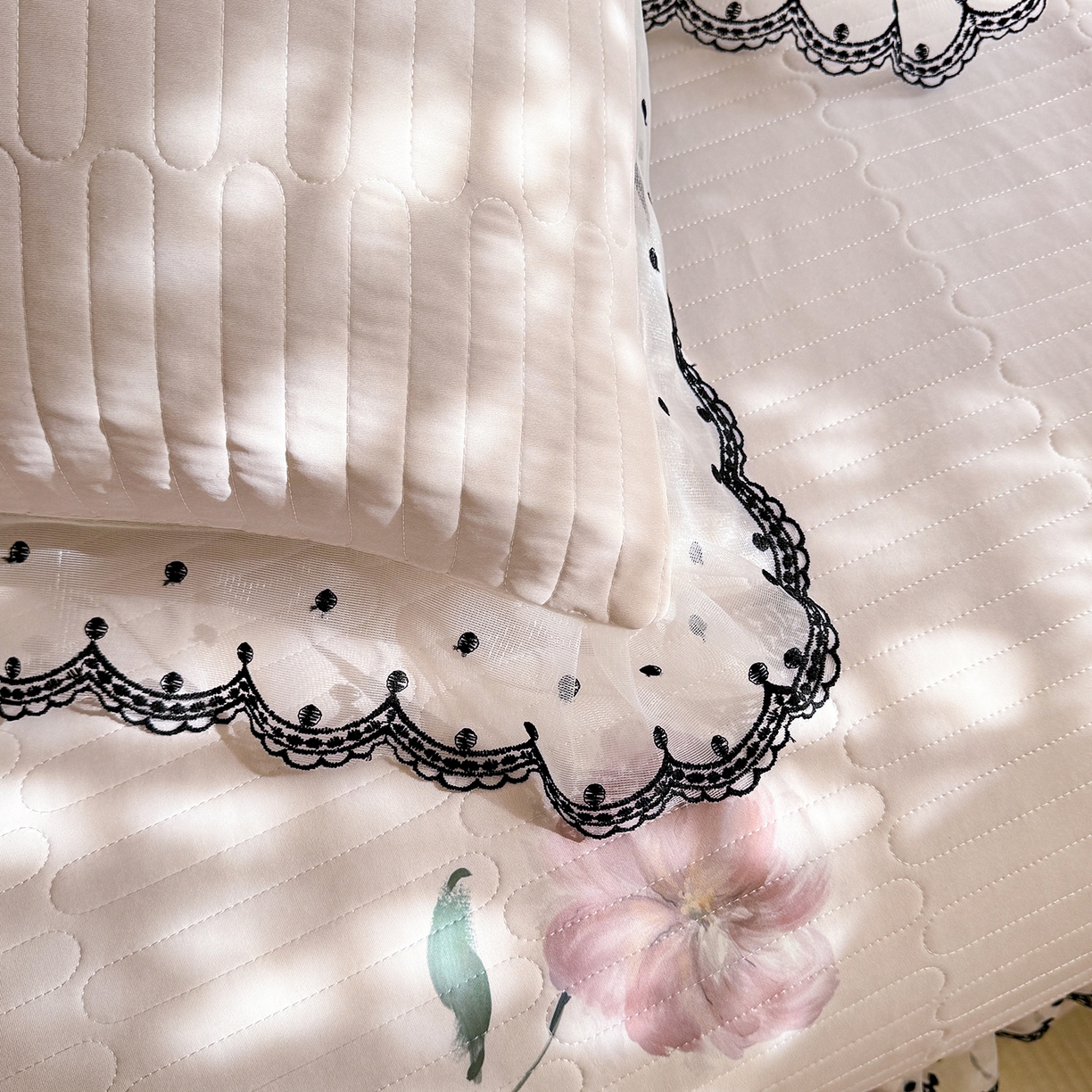 91家纺网 家纺一手货源 找家纺 绒世界 2026新款凉感丝夹棉床盖款三件套 花间晚照