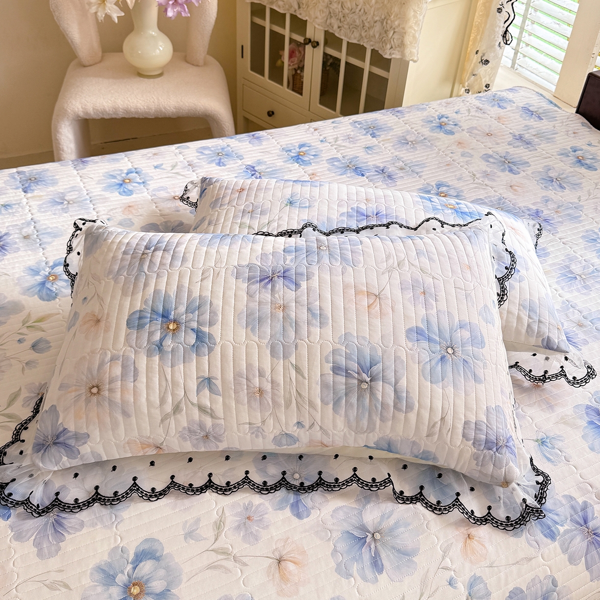 91家纺网 家纺一手货源 找家纺 绒世界 2026新款凉感丝夹棉床盖款三件套 尼斯花晨