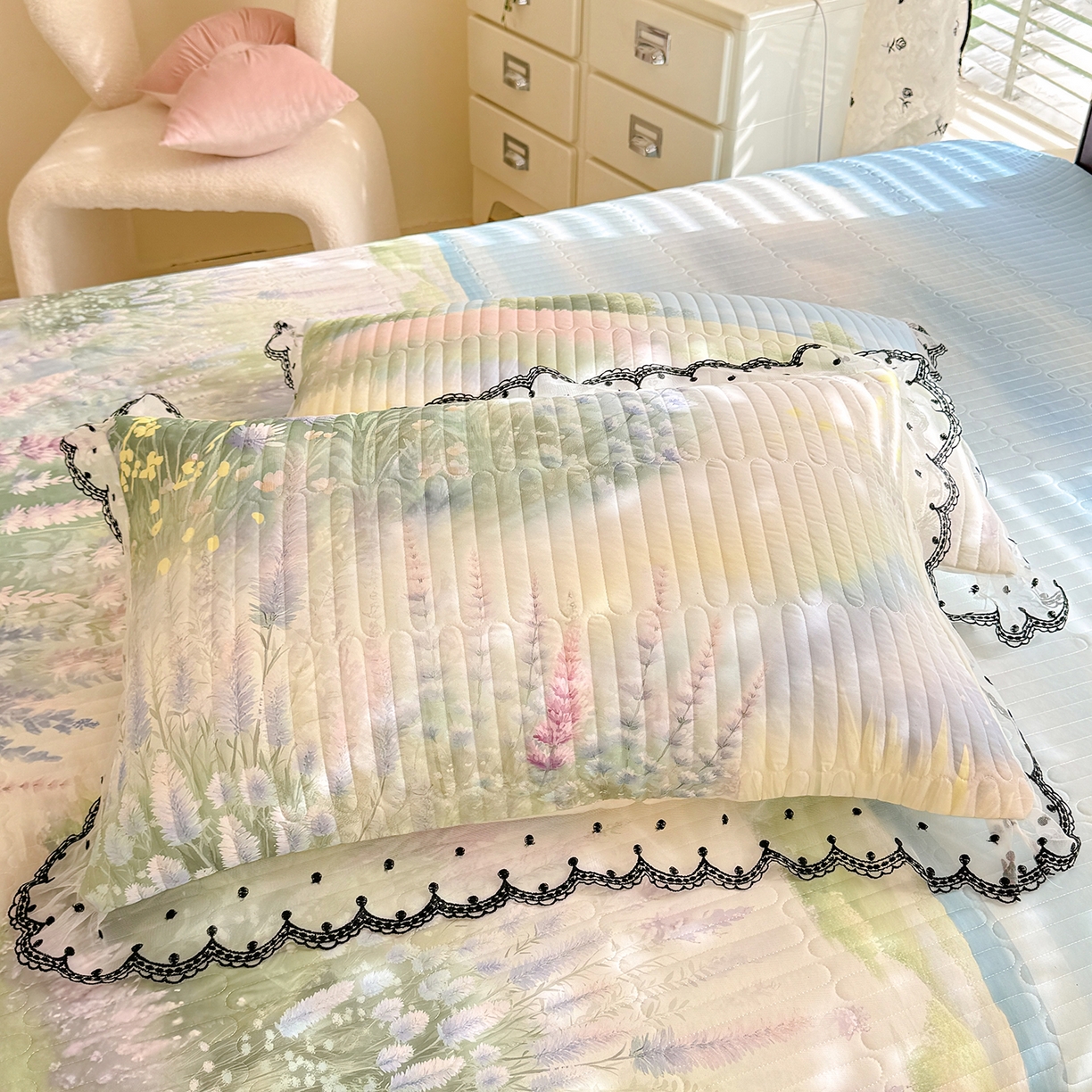 91家纺网 家纺一手货源 找家纺 绒世界 2026新款凉感丝夹棉床盖款三件套 浅薰如梦