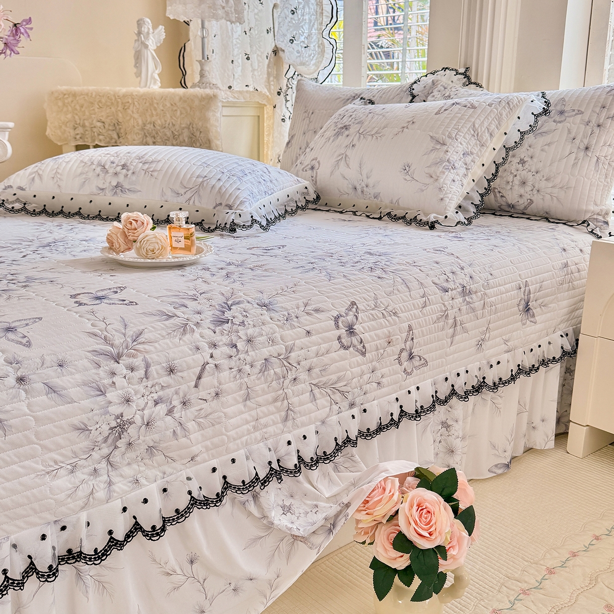 91家纺网 家纺一手货源 找家纺 绒世界 2026新款凉感丝夹棉床盖款三件套 蝶恋花