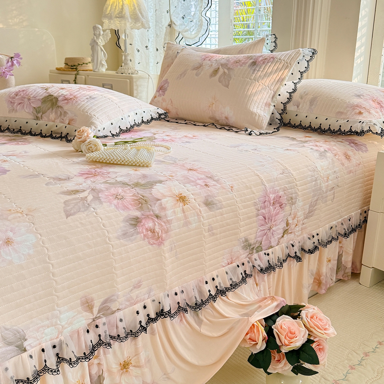 91家纺网 家纺一手货源 找家纺 绒世界 2026新款凉感丝夹棉床盖款三件套 花间辞