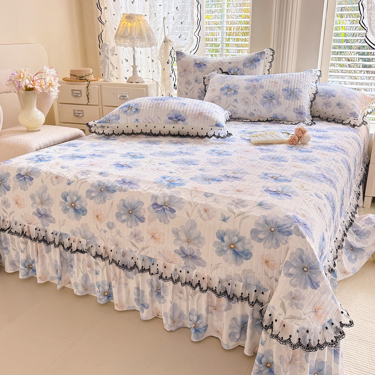 91家纺网 家纺一手货源 找家纺 绒世界 2026新款凉感丝夹棉床盖款三件套 尼斯花晨