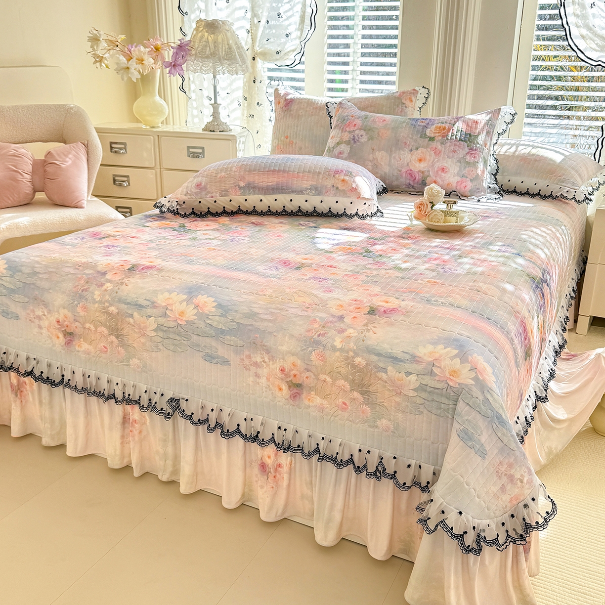 91家纺网 家纺一手货源 找家纺 绒世界 2026新款凉感丝夹棉床盖款三件套 荷塘月色