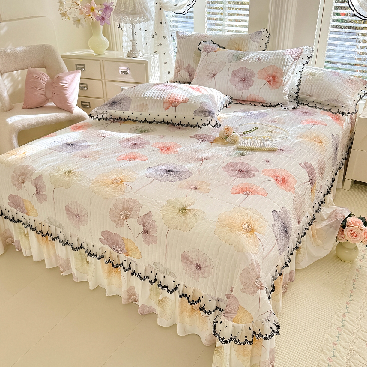 91家纺网 家纺一手货源 找家纺 绒世界 2026新款凉感丝夹棉床盖款三件套 漫步花丛