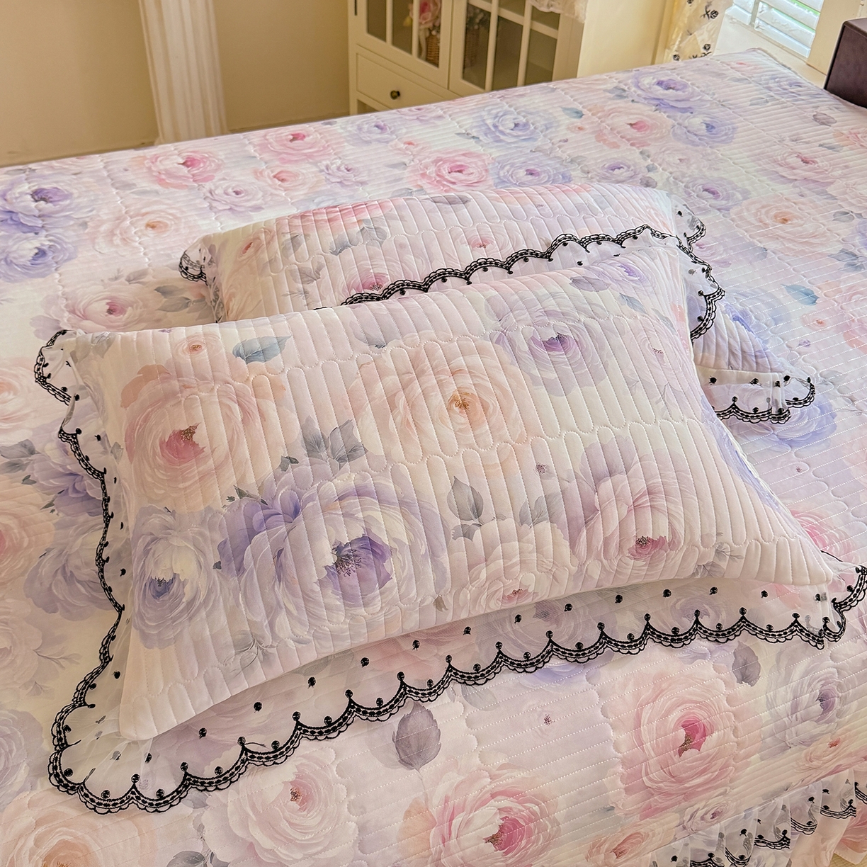 91家纺网 家纺一手货源 找家纺 绒世界 2026新款凉感丝夹棉床盖款三件套 玫瑰花语