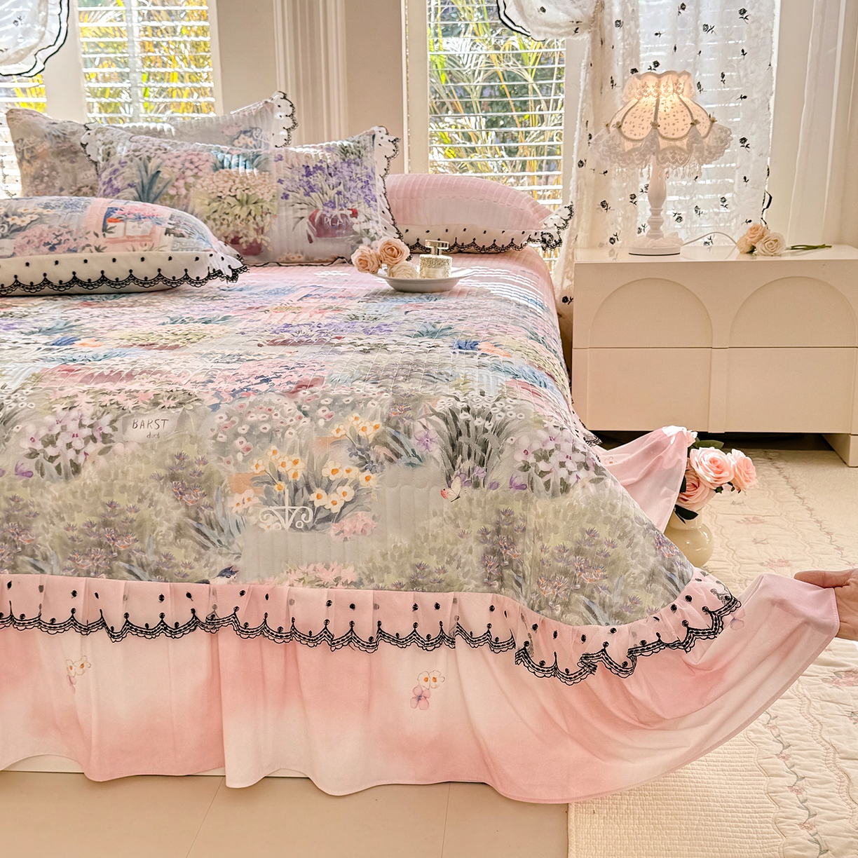 91家纺网 家纺一手货源 找家纺 绒世界 2026新款凉感丝夹棉床盖款三件套 花团锦簇