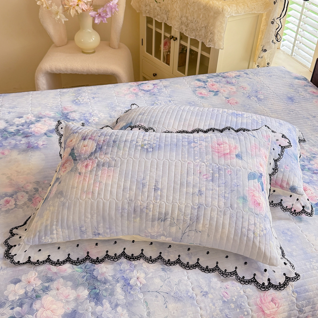 91家纺网 家纺一手货源 找家纺 绒世界 2026新款凉感丝夹棉床盖款三件套 陌上花开