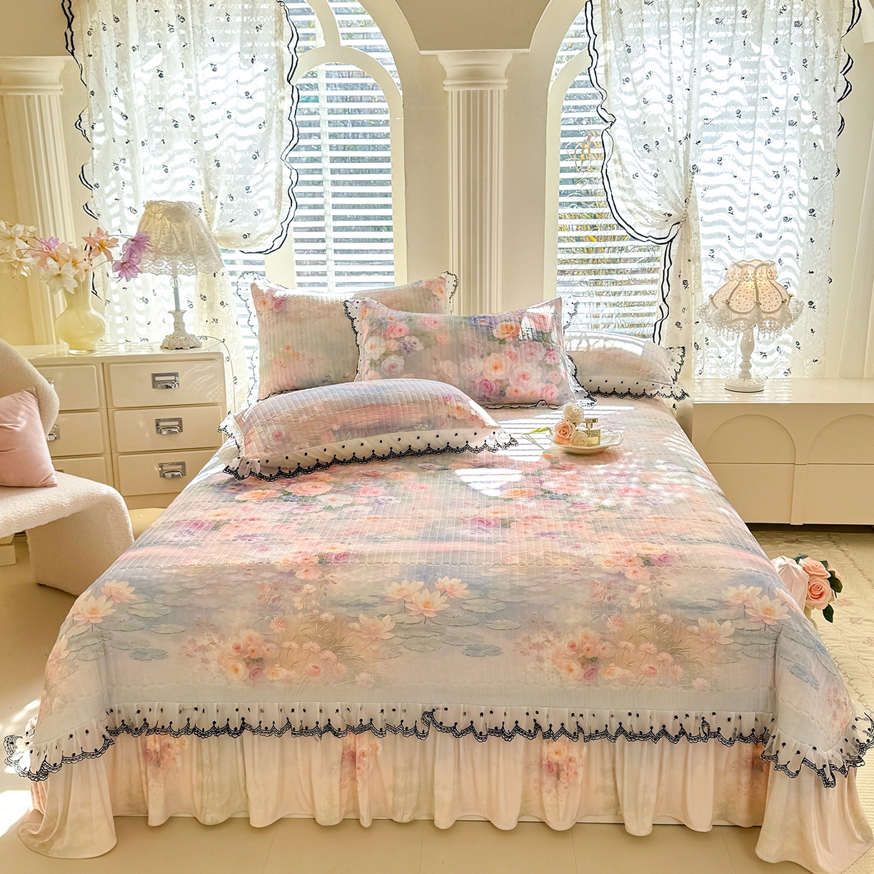 91家纺网 家纺一手货源 找家纺 绒世界 2026新款凉感丝夹棉床盖款三件套 荷塘月色