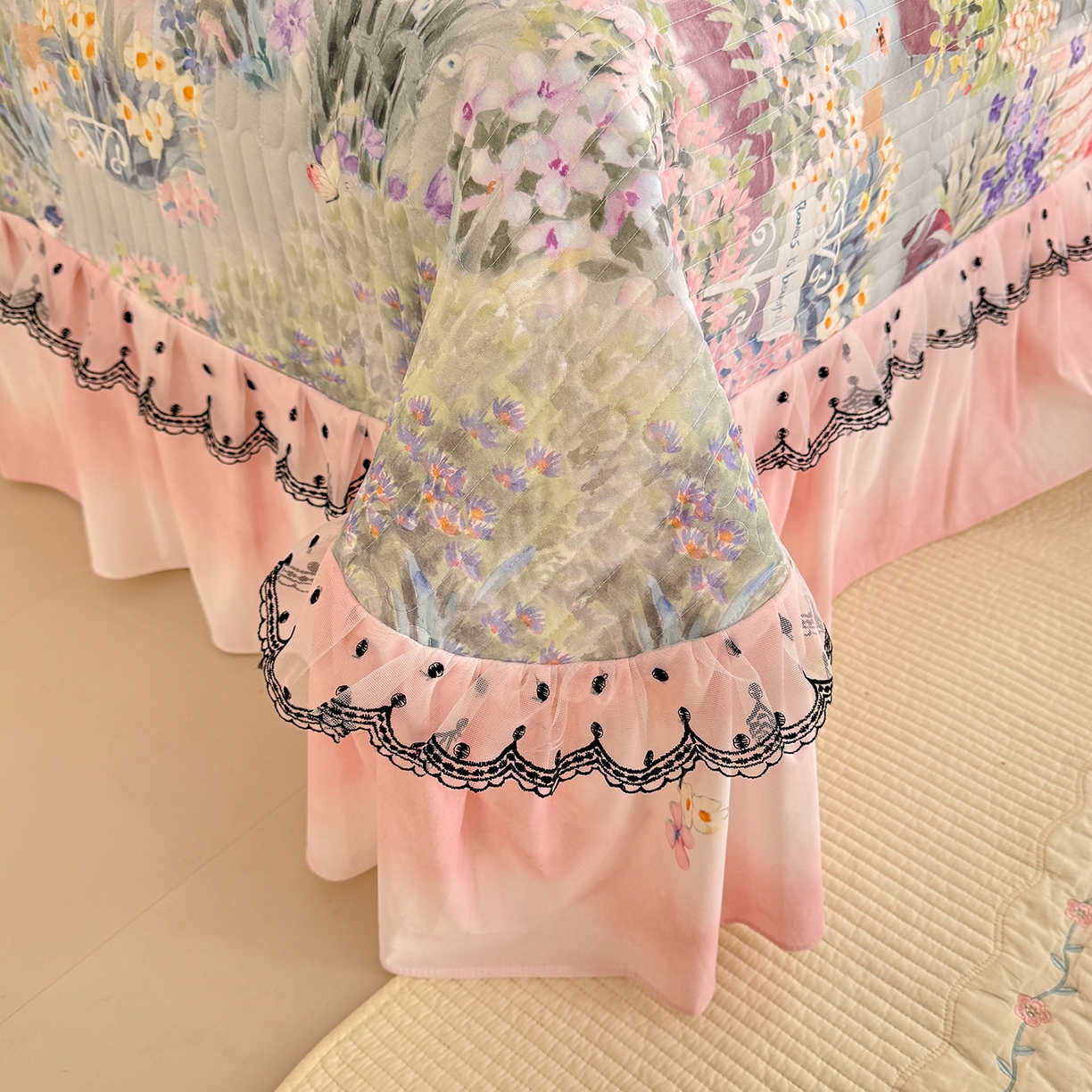 91家纺网 家纺一手货源 找家纺 绒世界 2026新款凉感丝夹棉床盖款三件套 花团锦簇