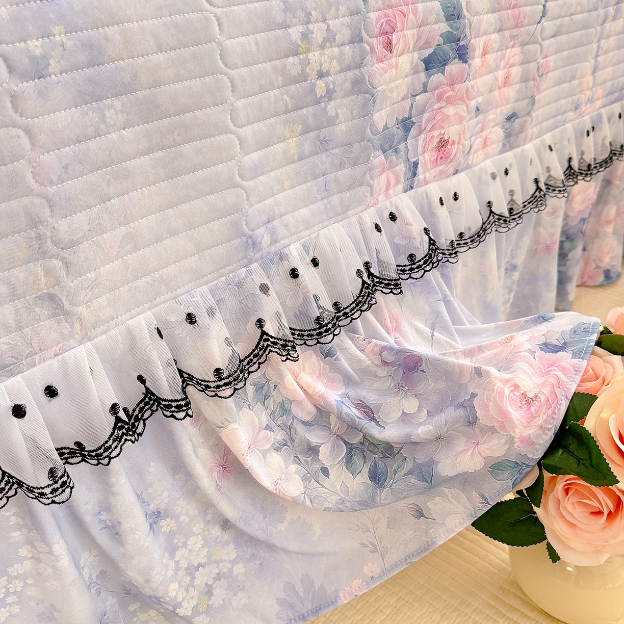 91家纺网 家纺一手货源 找家纺 绒世界 2026新款凉感丝夹棉床盖款三件套 陌上花开