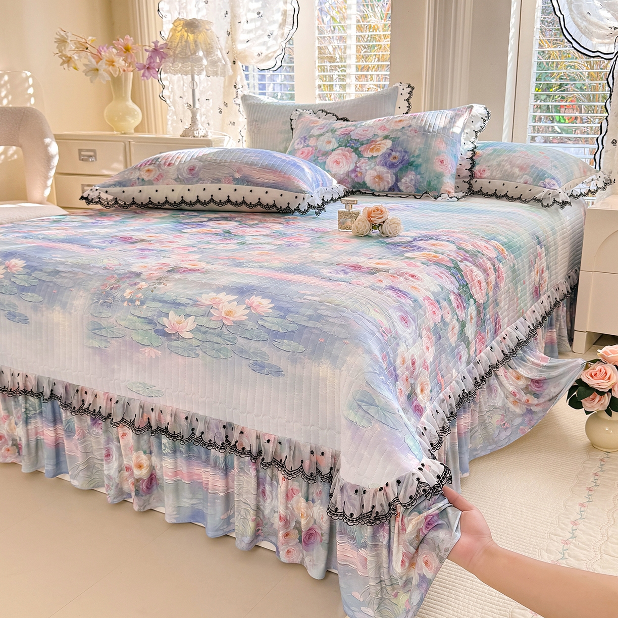 91家纺网 家纺一手货源 找家纺 绒世界 2026新款凉感丝夹棉床盖款三件套 一池清梦