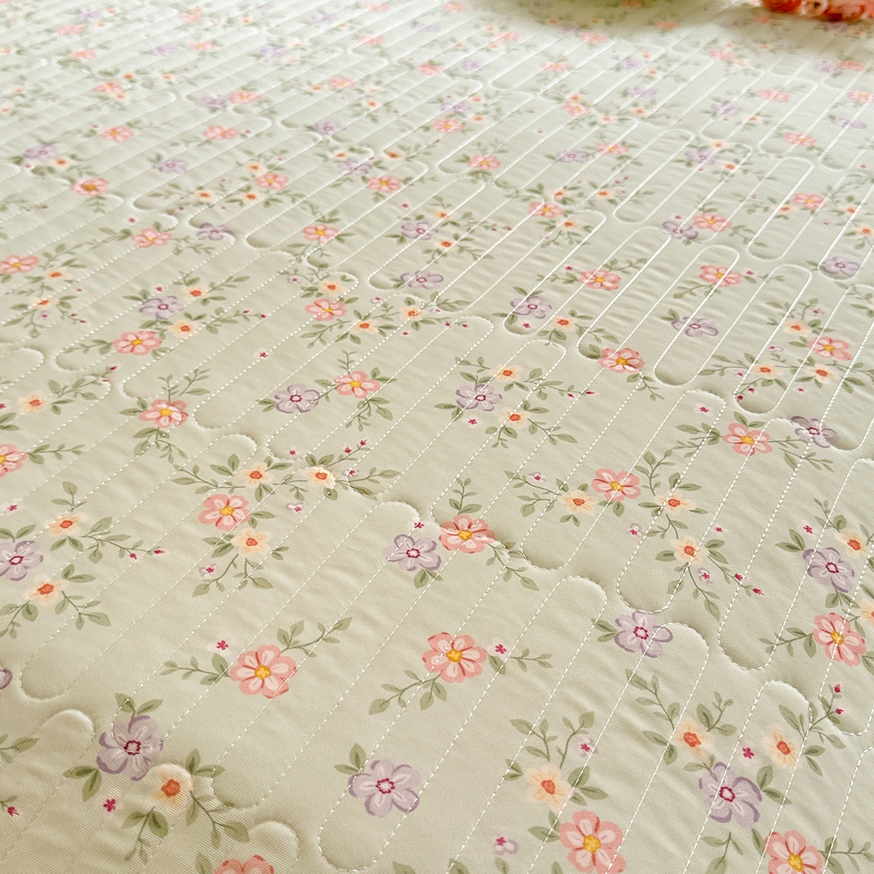 91家纺网 家纺一手货源 找家纺 绒世界 2026新款凉感丝夹棉床盖款三件套 云絮花