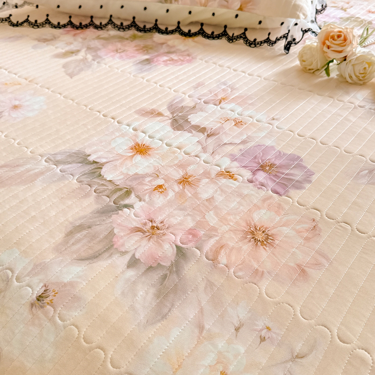 91家纺网 家纺一手货源 找家纺 绒世界 2026新款凉感丝夹棉床盖款三件套 花间辞