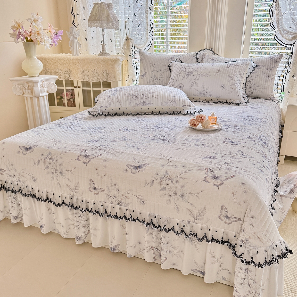 91家纺网 家纺一手货源 找家纺 绒世界 2026新款凉感丝夹棉床盖款三件套 蝶恋花