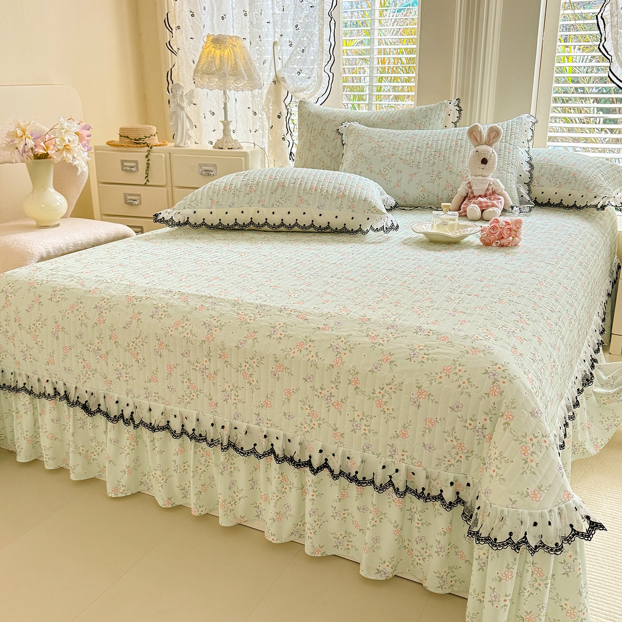 91家纺网 家纺一手货源 找家纺 绒世界 2026新款凉感丝夹棉床盖款三件套 云絮花