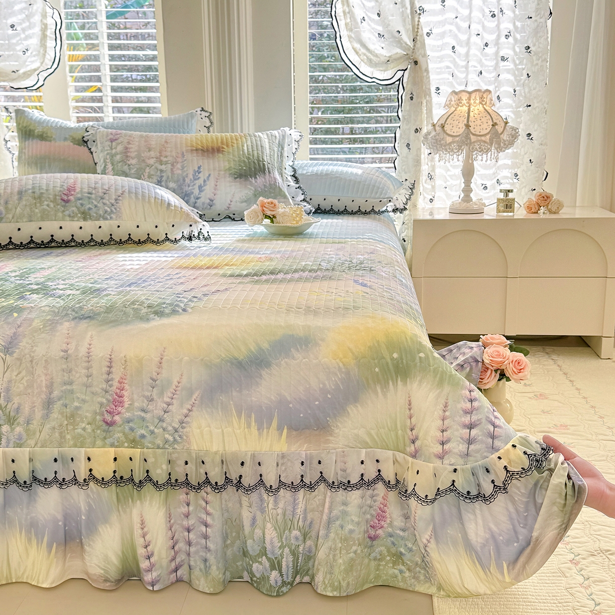 91家纺网 家纺一手货源 找家纺 绒世界 2026新款凉感丝夹棉床盖款三件套 浅薰如梦