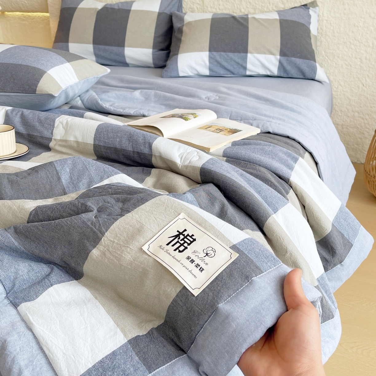 91家纺网 家纺一手货源 找家纺 梵克保罗 2026春夏新款水洗棉新疆棉花被绗缝款夏被系列单夏被夏凉被空调被 棉花被-深蓝大格