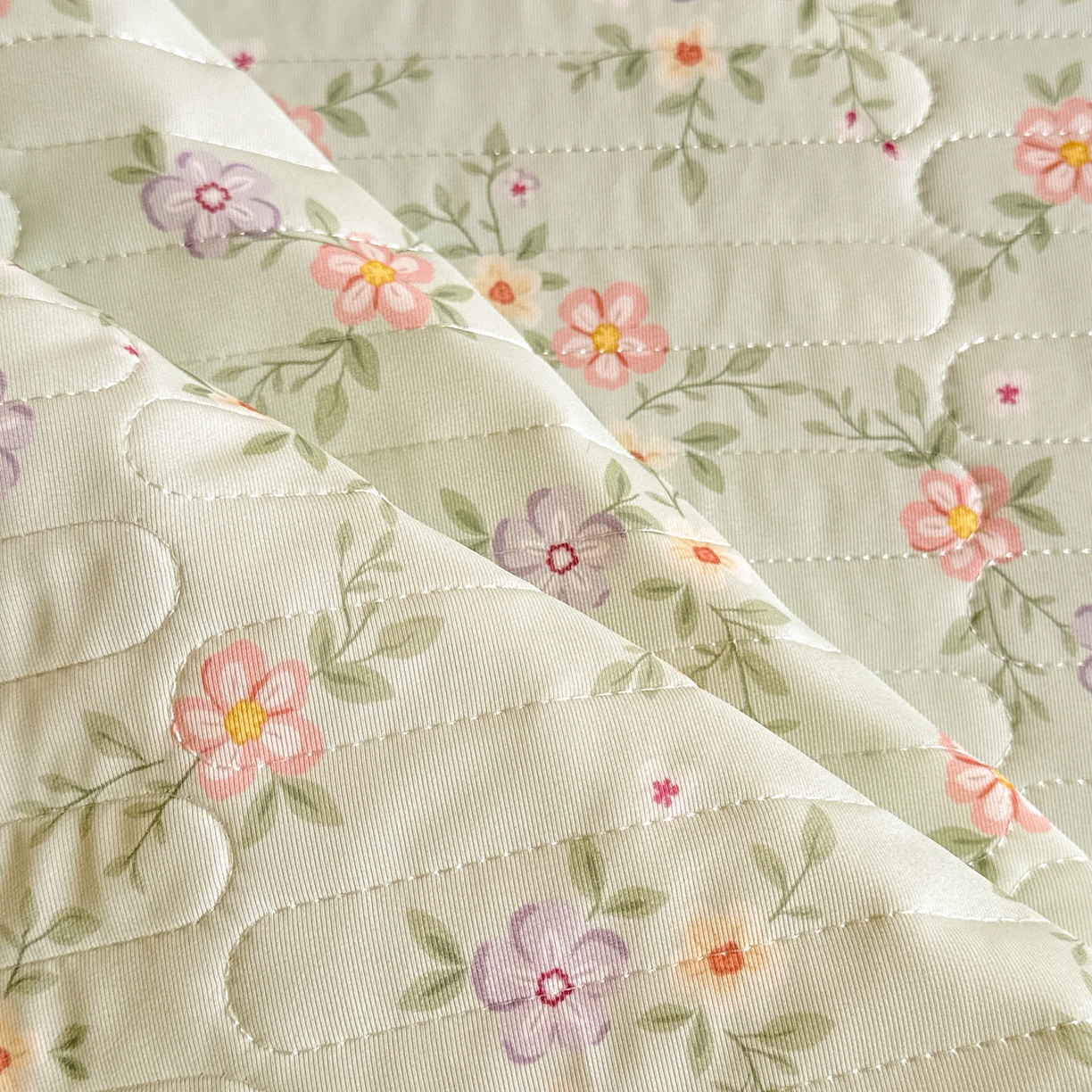 91家纺网 家纺一手货源 找家纺 绒世界 2026新款凉感丝夹棉床盖款三件套 云絮花