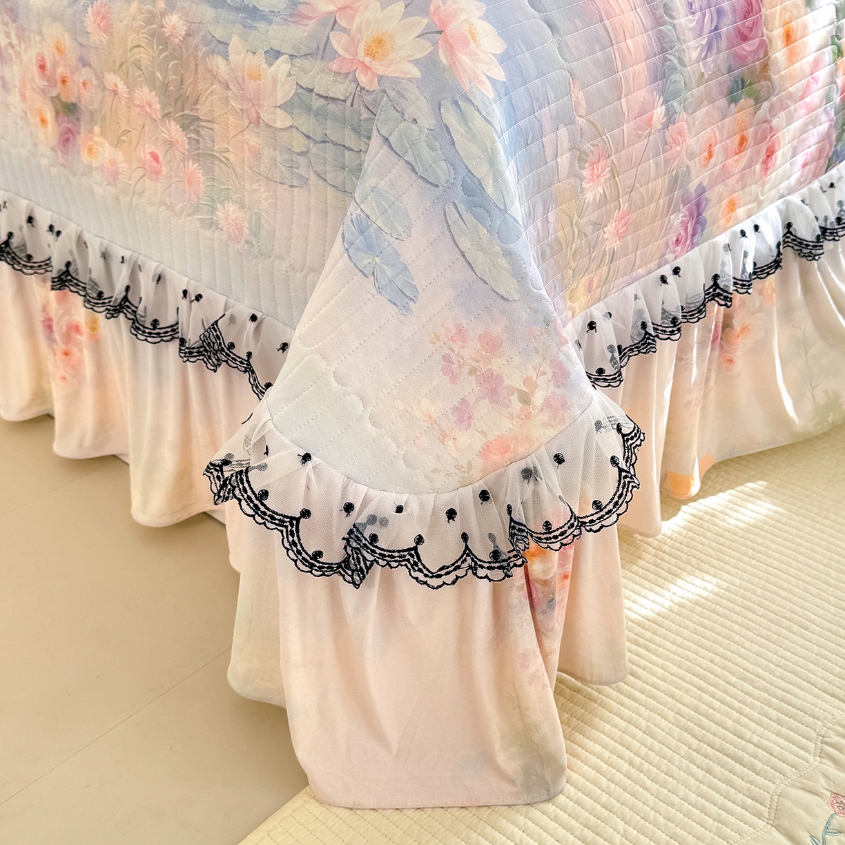 91家纺网 家纺一手货源 找家纺 绒世界 2026新款凉感丝夹棉床盖款三件套 荷塘月色