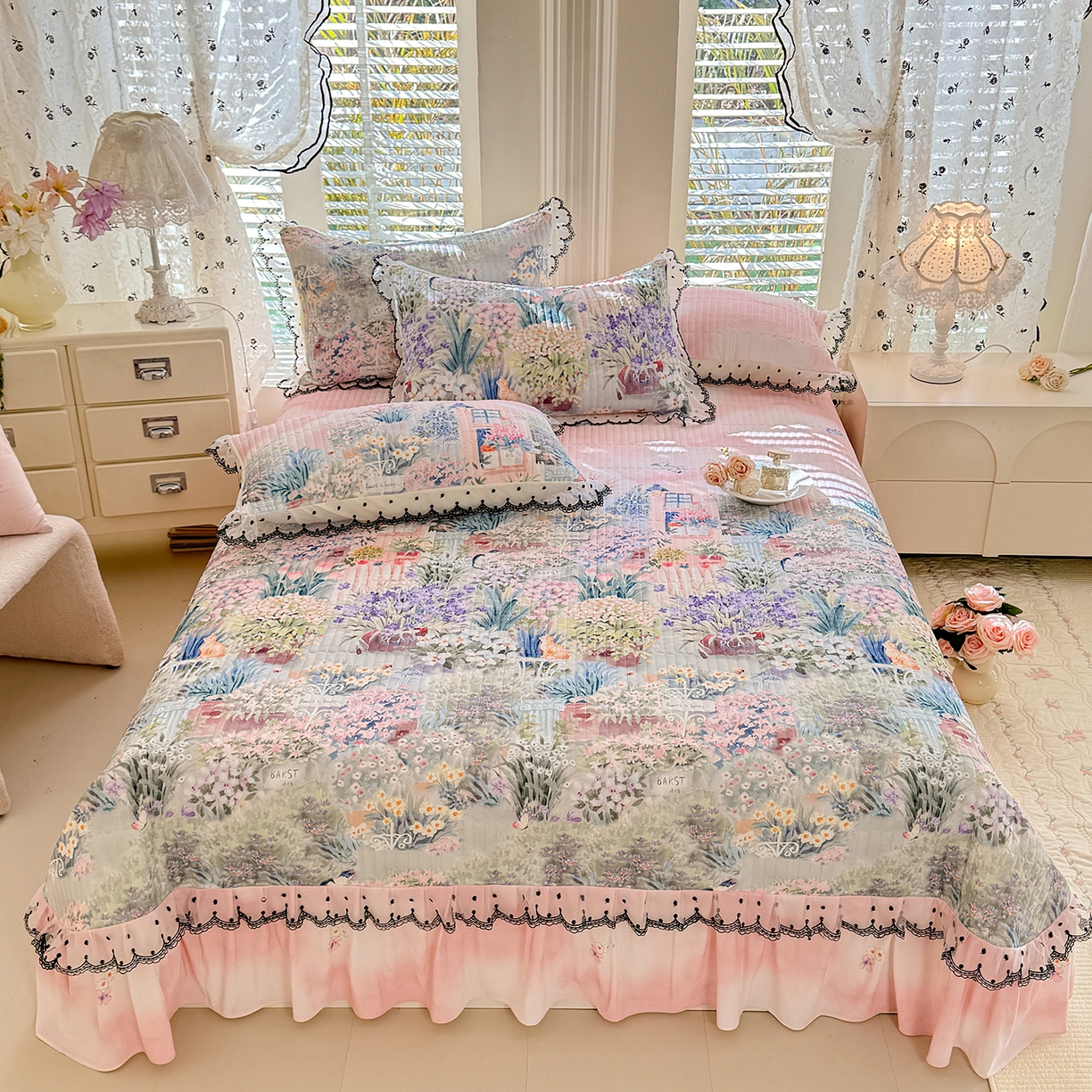 91家纺网 家纺一手货源 找家纺 绒世界 2026新款凉感丝夹棉床盖款三件套 花团锦簇