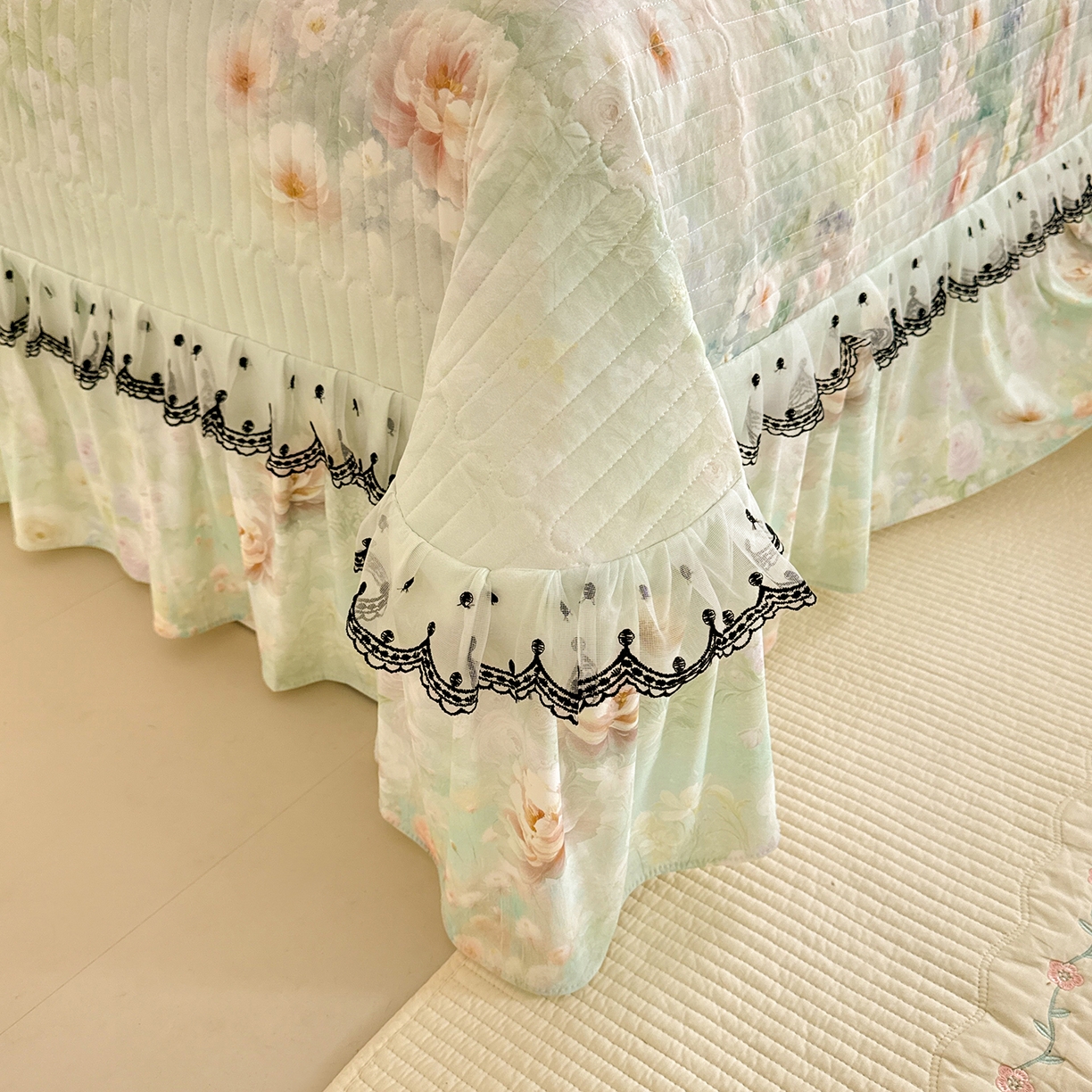 91家纺网 家纺一手货源 找家纺 绒世界 2026新款凉感丝夹棉床盖款三件套 向阳花开