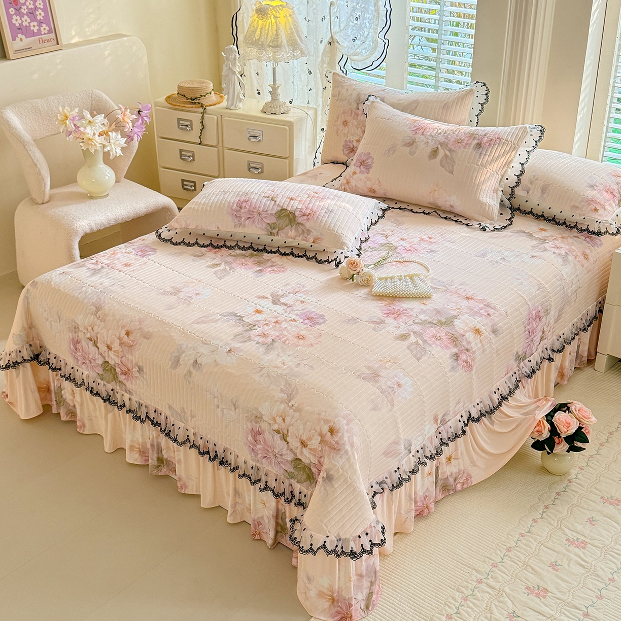 91家纺网 家纺一手货源 找家纺 绒世界 2026新款凉感丝夹棉床盖款三件套 花间辞